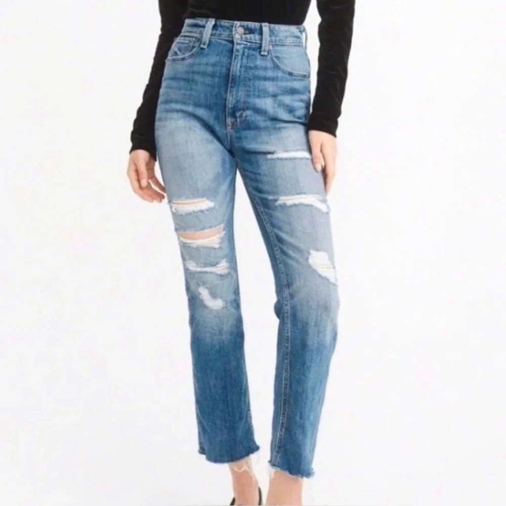 Abercrombie 4 (27) Zoe Natural Rise Ankle Straight Women’s Distressed Jeans